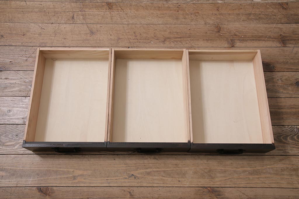 ラフジュ工房オリジナル　古建具リメイク　前板栗材　引き出し付き　和モダンな脚付きローボード(水屋、収納棚、戸棚)(R-043702)