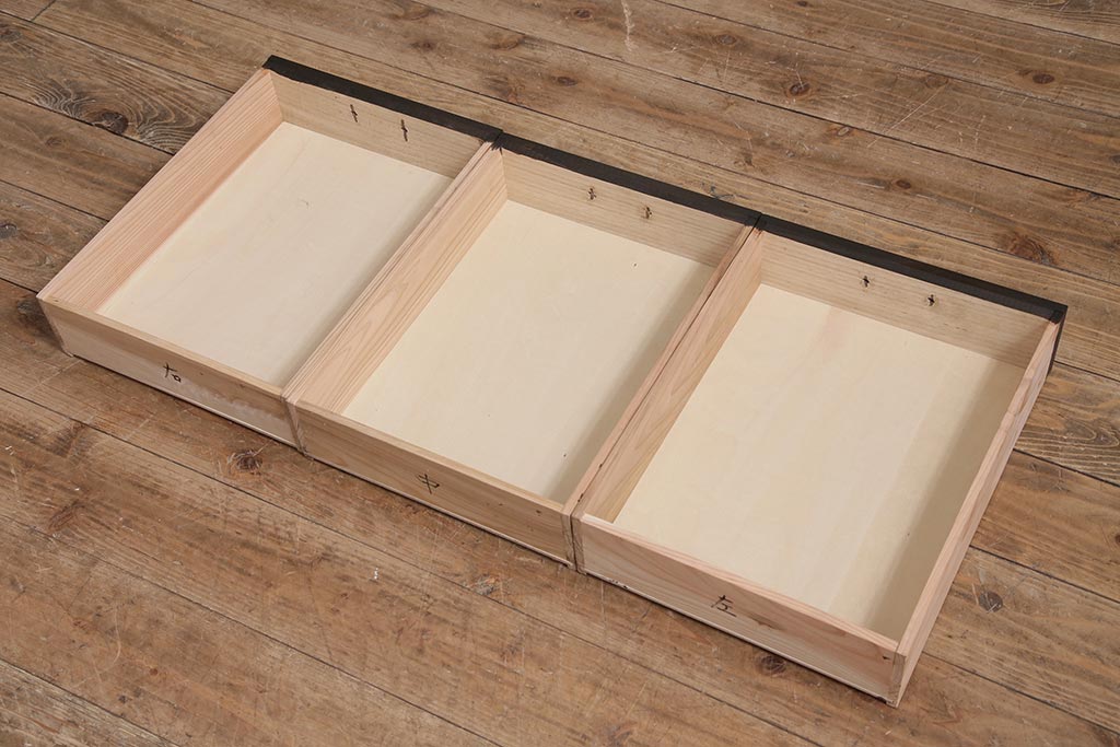 ラフジュ工房オリジナル　古建具リメイク　前板栗材　引き出し付き　和モダンな脚付きローボード(水屋、収納棚、戸棚)(R-043702)