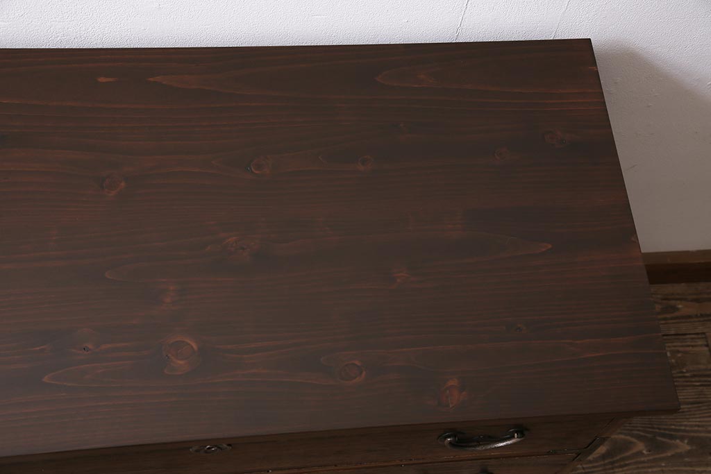 ビンテージ家具　昭和中期　天板リメイク　前面桐材　金具がおしゃれな脚付きチェスト(リビングボード、引き出し、衣装箪笥、タンス)(R-043703)
