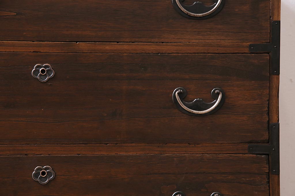 ビンテージ家具　昭和中期　天板リメイク　前面桐材　金具がおしゃれな脚付きチェスト(リビングボード、引き出し、衣装箪笥、タンス)(R-043703)