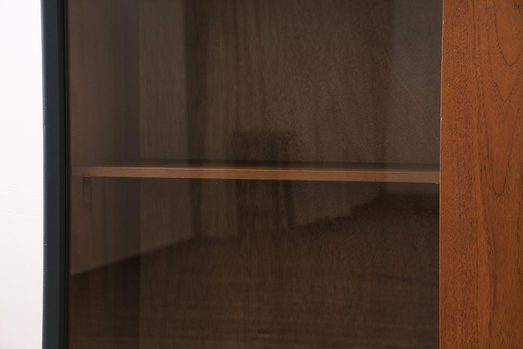 ヴィンテージ家具　イギリスビンテージ　Herbert E.Gibbs(ハーバート・E・ギブス)　北欧風のペイントキャビネット(戸棚、飾り棚)(R-043705)