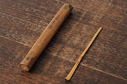 竹製　茶道具　古い時代茶杓(在銘、鶴)(R-043730)