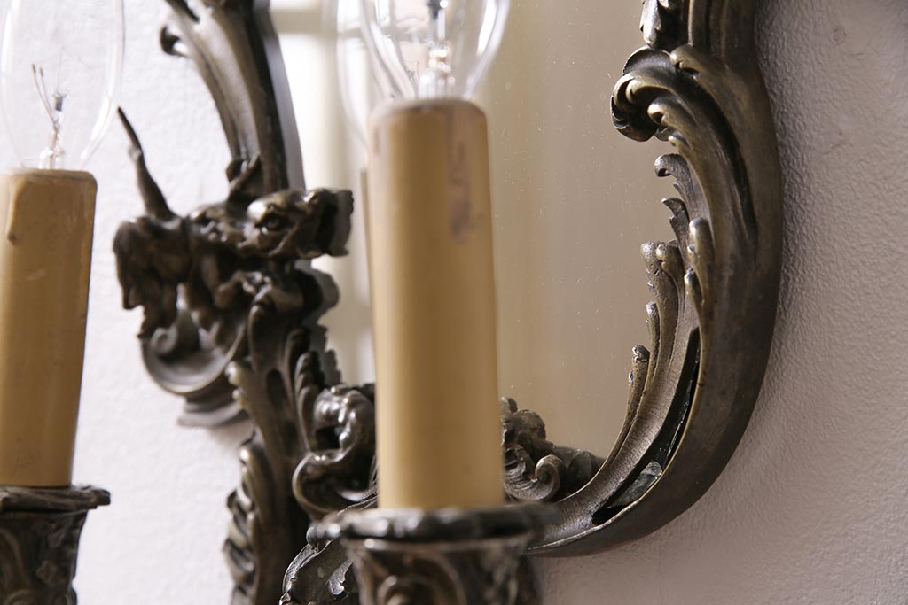 ヴィンテージ照明　フランスビンテージ　ブロンズ(青銅)　2灯　ミラー付き　優雅な印象与えるウォールランプ(壁掛け照明、壁付け照明)(R-043735)