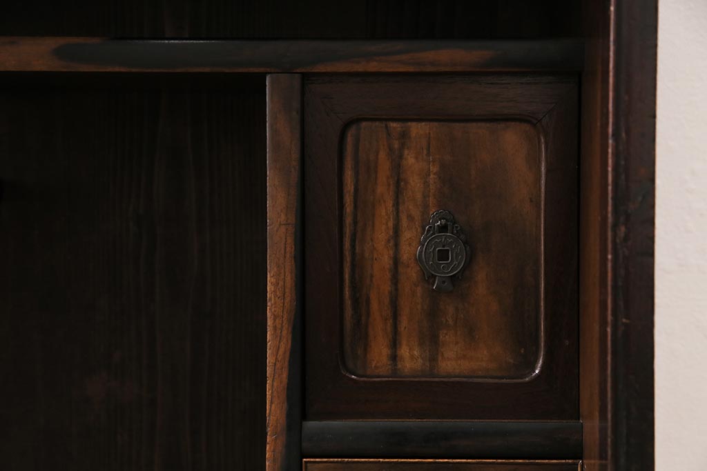 アンティーク家具　前面黒柿材　黒々とした杢目が魅力的な渋い趣の茶箪笥(茶棚、飾り棚、戸棚、収納棚)(R-043742)