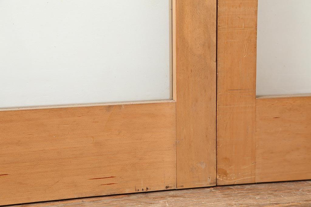 レトロ建具　昭和レトロ　昭和後期　ヒノキ材　素朴な風合いが魅力のガラス戸(引き戸、玄関戸)(R-043760)