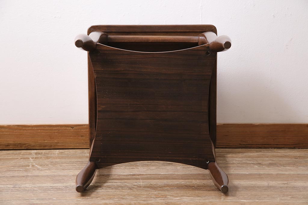 ビンテージ家具　オールドマルニ　maruni(マルニ木工)　棚付き　優雅な雰囲気漂う木製のサイドテーブル(花台)(R-043796)