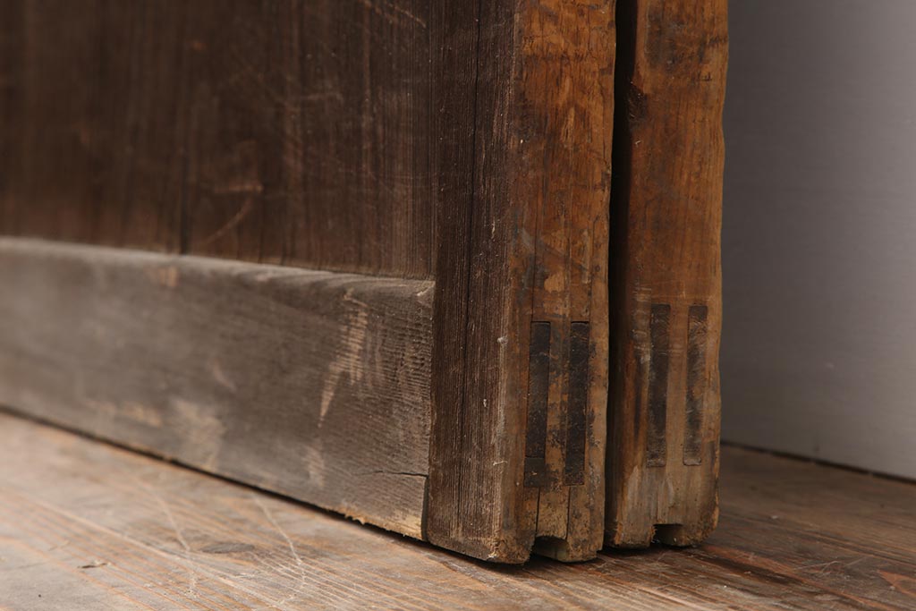 アンティーク建具　一枚板　古民家スタイルにおすすめな大振りサイズの板戸2枚セット(格子戸)(R-043820)