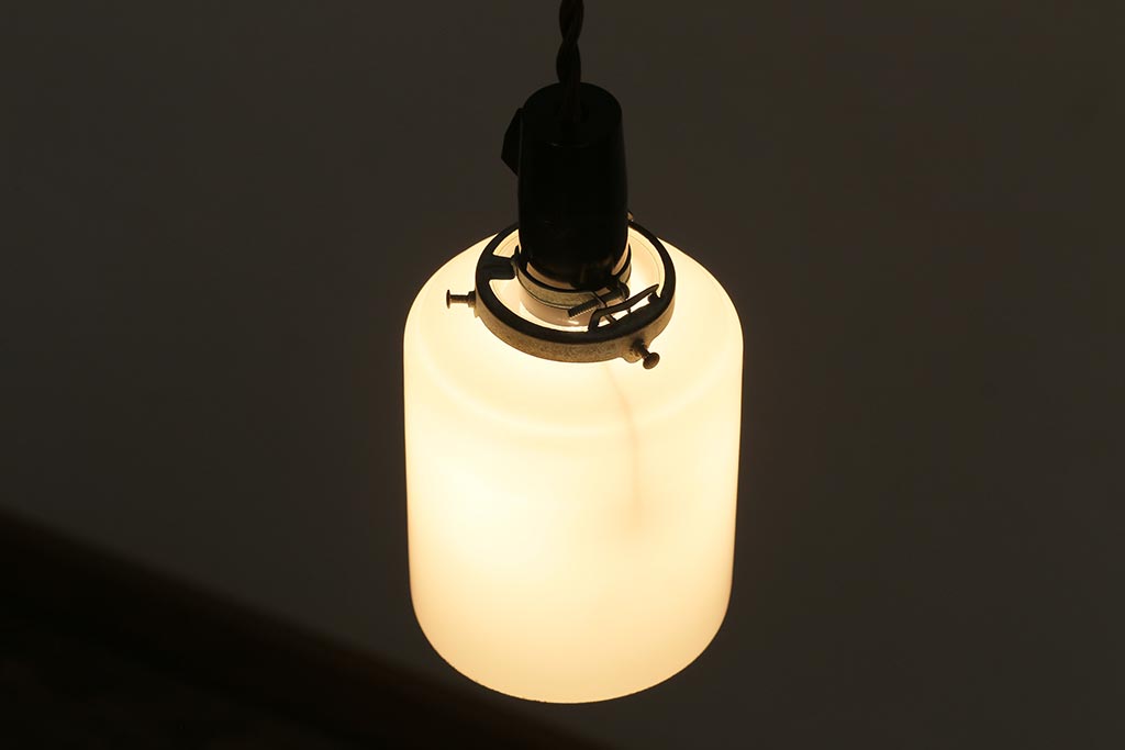 レトロ照明　昭和レトロ　昭和中期　シンプルで馴染みやすい筒型吊り下げ照明(シェード、天井照明、ペンダントライト)(R-043832)