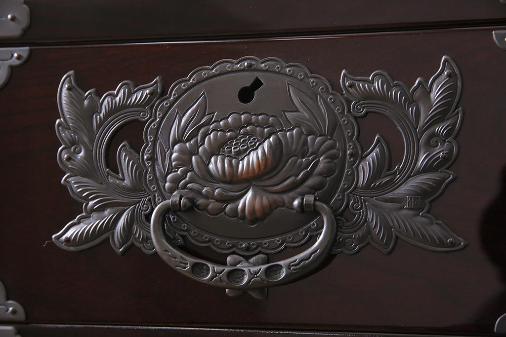 中古　仙台民芸箪笥(仙台箪笥)　欅産業　木地呂塗りと牡丹金具が美しい衣装箪笥(整理箪笥、引き出し)(定価約115万円)(R-043835)