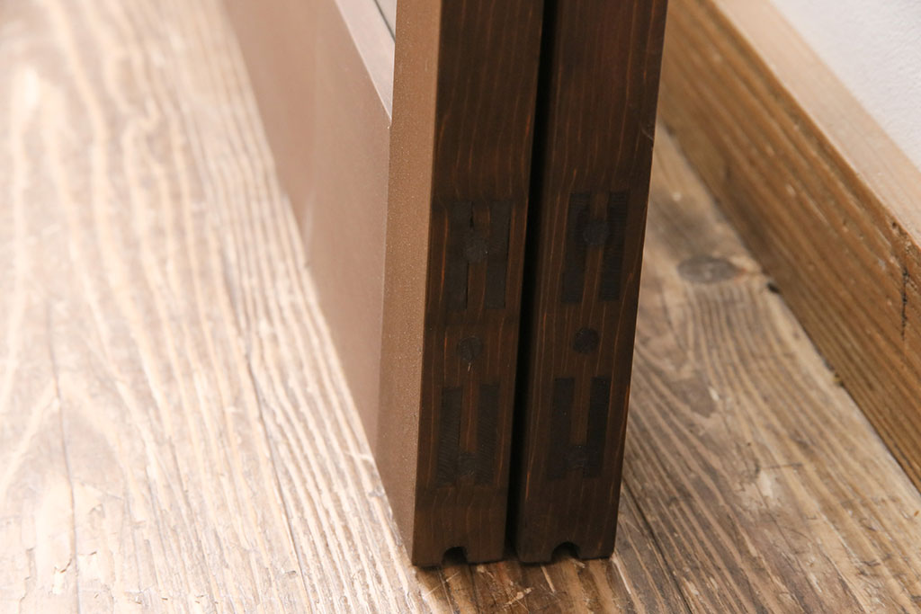 【セミオーダー家具実例】ガラス戸2枚に高品質リペアを施しました。吊り戸仕様にする為上桟をフラットにリペア。それに伴い、高さ・幅をリサイズし、綺麗に掃除をしたガラスの幅を裁断して入れ直しました。現状ついている引手を取り外し、右側にはご要望の引手を取付け、戸車は取り外し。当店の商品を参考にした色味に仕上げました。(引き戸、建具)