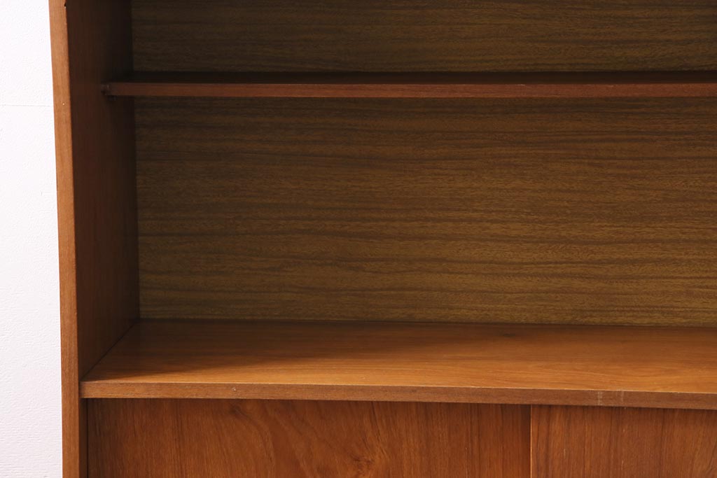 ビンテージ家具　北欧ヴィンテージ　チーク材　温かみのある木の風合いが魅力的なウォールユニット(キャビネット、収納棚、飾り棚)(R-043853)