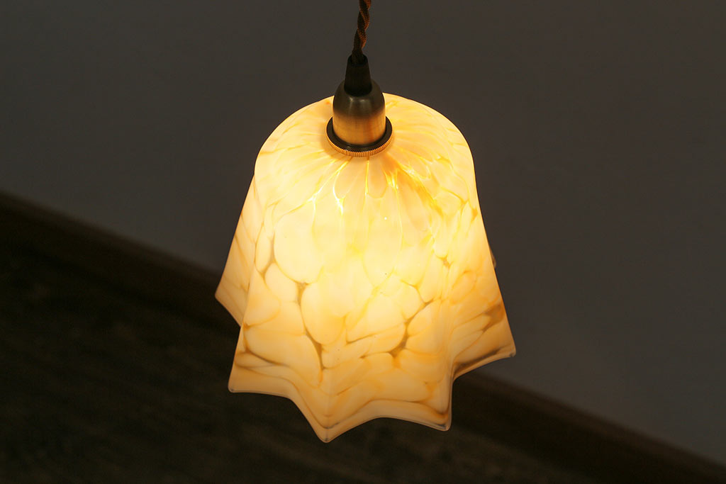 ヴィンテージ照明　イギリスビンテージ　まだらな模様のガラスが目を引くペンダントライト(吊り下げ照明、天井照明)(R-043857)