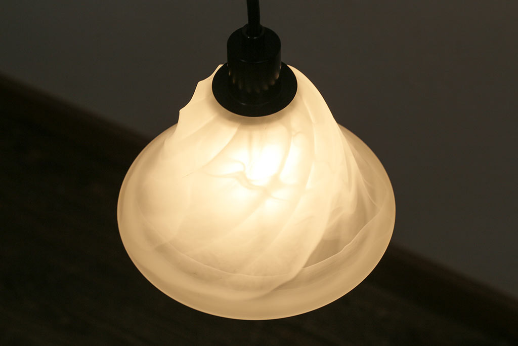 ヴィンテージ照明　イギリスビンテージ　ミルクが混ざったかのような斑が美しい天井照明(吊り下げ照明、ペンダントライト)(R-043858)