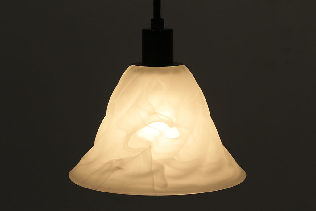 ヴィンテージ照明　イギリスビンテージ　ミルクが混ざったかのようなまだらが美しい天井照明(吊り下げ照明、ペンダントライト)(R-043859)