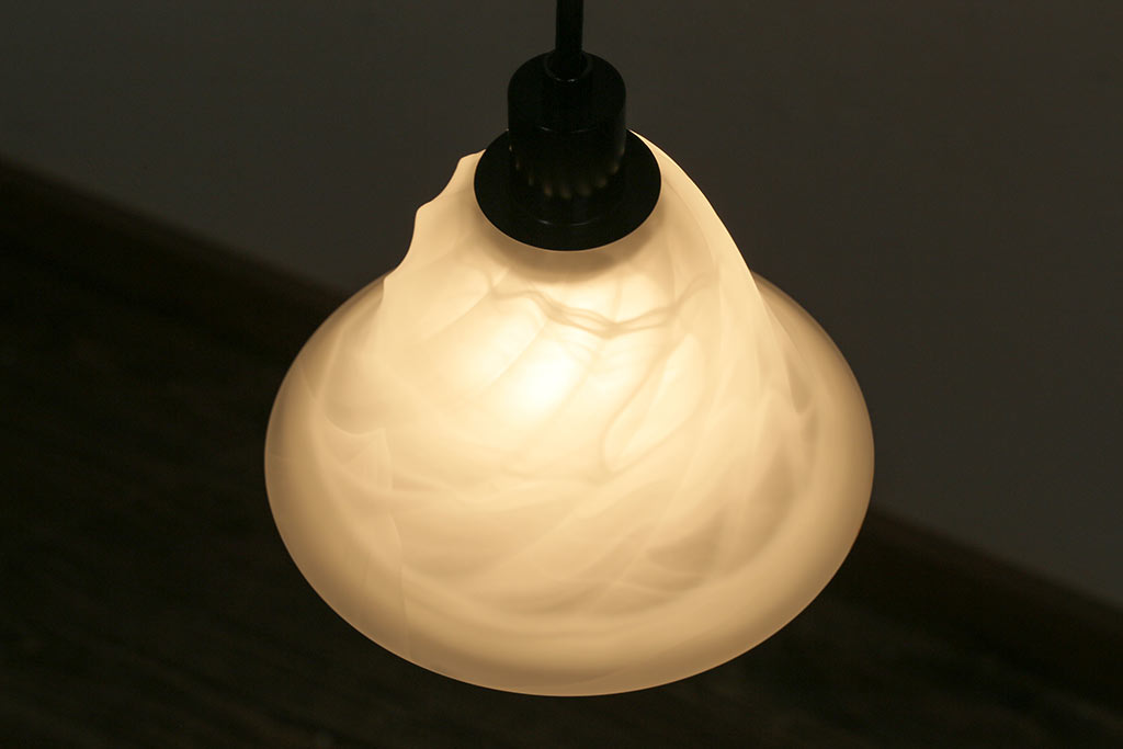 ヴィンテージ照明　イギリスヴィンテージ　ミルクが混ざったかのようなまだらが美しい天井照明(吊り下げ照明、ペンダントライト)(R-043860)