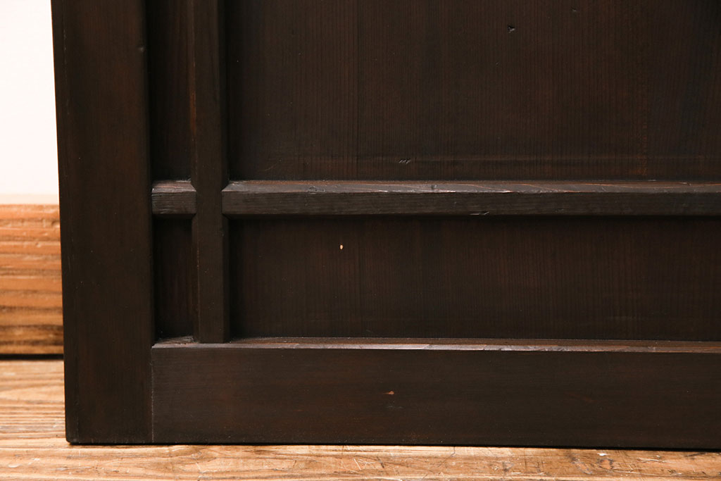 【セミオーダー家具実例】大正昭和初期の板戸2枚に高品質リペアを施しました。2枚の板戸を設置箇所に合わせて、それぞれ高さと幅をリサイズ。色味は当店商品の板面を参考にしたワントーンで仕上げました。(引き戸、建具)