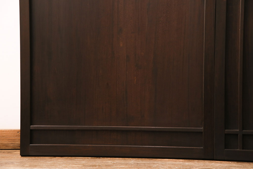 【セミオーダー家具実例】大正昭和初期の板戸2枚に高品質リペアを施しました。2枚の板戸を設置箇所に合わせて、それぞれ高さと幅をリサイズ。色味は当店商品の板面を参考にしたワントーンで仕上げました。(引き戸、建具)