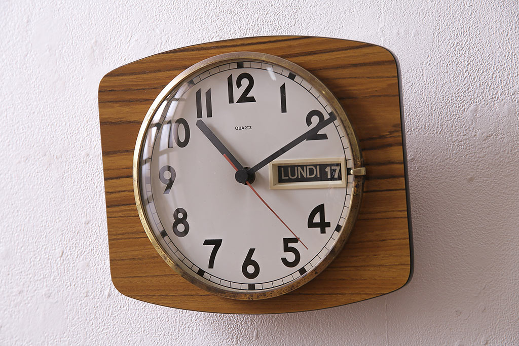 ヴィンテージ雑貨　フランスビンテージ　カレンダー付　電池式　木目調キッチンクロック(壁掛け時計)(R-043946)