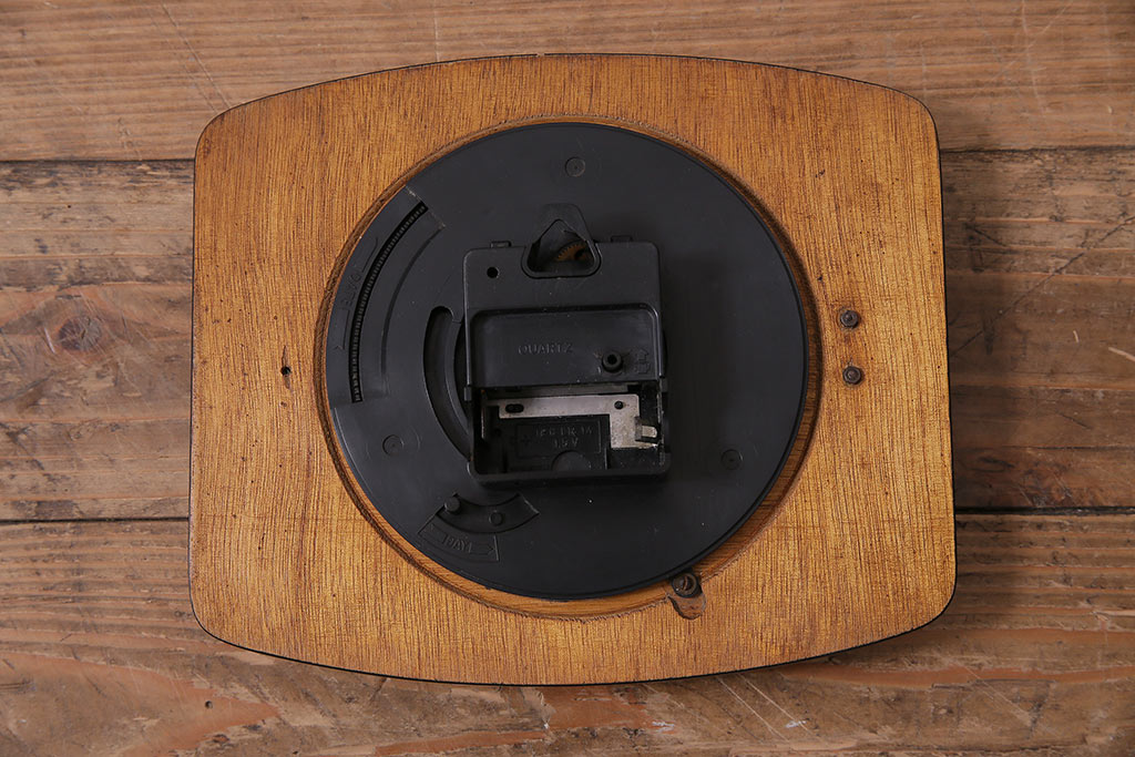 ヴィンテージ雑貨　フランスビンテージ　カレンダー付　電池式　木目調キッチンクロック(壁掛け時計)(R-043946)