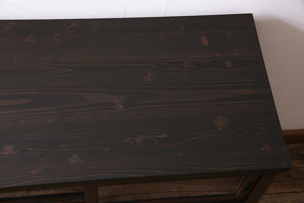 アンティーク家具　ヒノキ材　脚付きリメイク　古い木の質感が味わい深いキャビネット(サイドボード、収納棚、ガラス戸棚)(R-043948)
