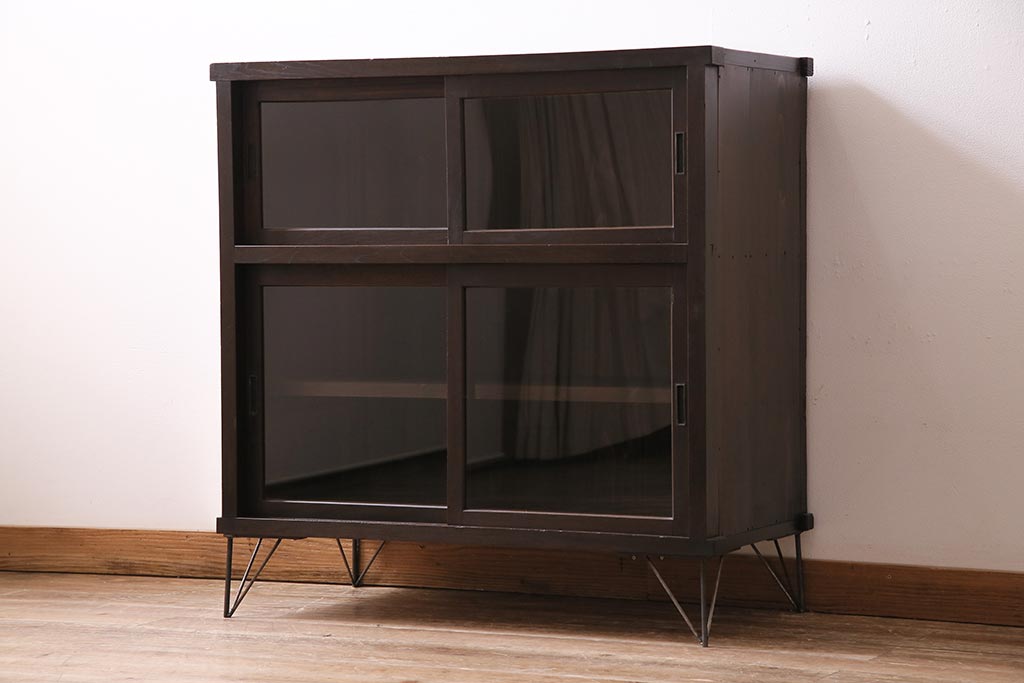 アンティーク家具　大正昭和初期　鉄脚付きリメイク　古い木の質感が味わい深いキャビネット(サイドボード、収納棚、ガラス戸棚)(R-043967)