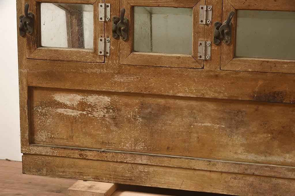 アンティーク家具　昭和中期　ナラ材　味のある風合いが魅力のレトロなガラスケース(ショーケース、陳列棚、マス目)(R-044067)