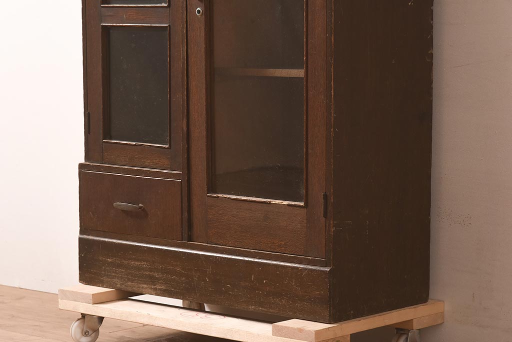 レトロ家具　使い込まれた風合いが味わい深いブックケース(本箱、収納棚、キャビネット)(R-044069)