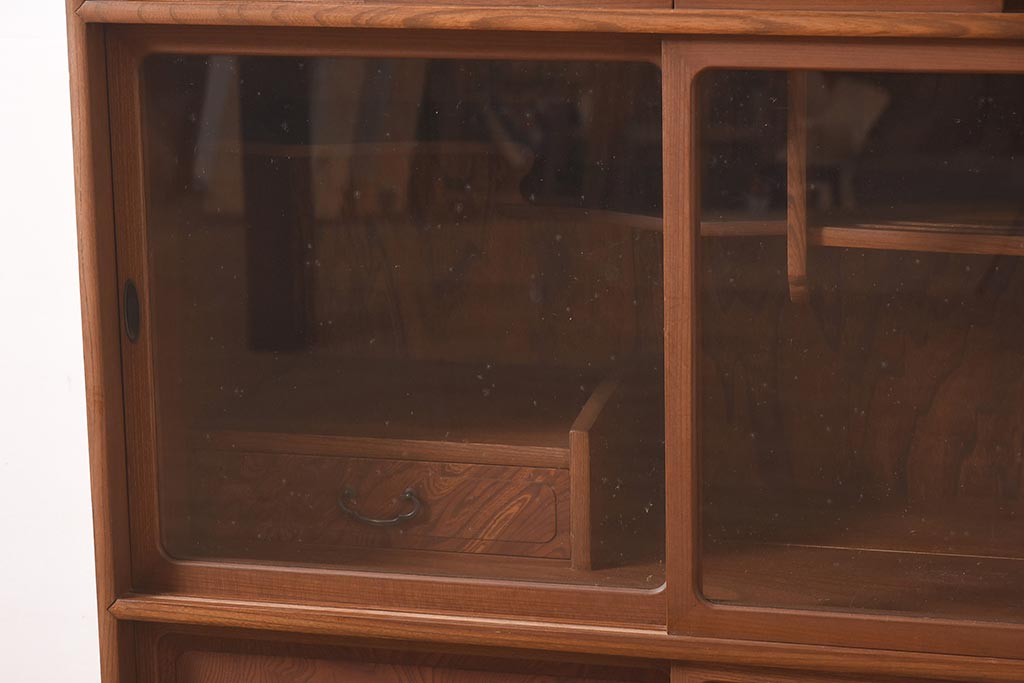 ビンテージ家具　昭和中期　三方ケヤキ材　上品な雰囲気醸し出す茶箪笥(茶棚、飾り棚、戸棚、キャビネット)(R-044072)