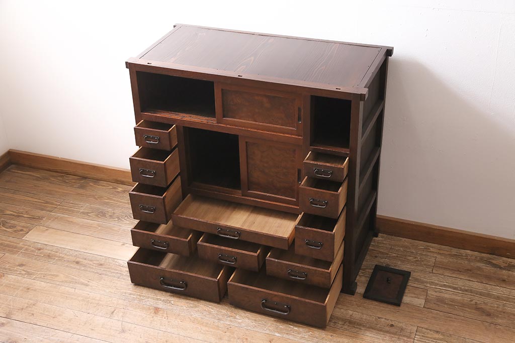 アンティーク家具　上手物　前面ケヤキ　玉杢や凝ったつくりが素晴らしい関東水屋箪笥・下段(茶箪笥)(R-044172)