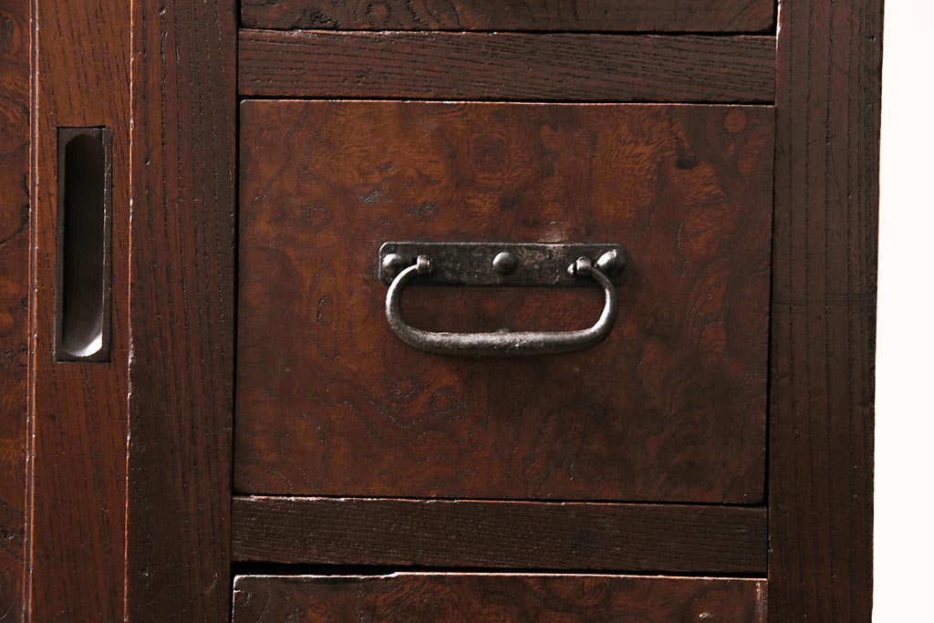 アンティーク家具　上手物　前面ケヤキ　玉杢や凝ったつくりが素晴らしい関東水屋箪笥・下段(茶箪笥)(R-044172)