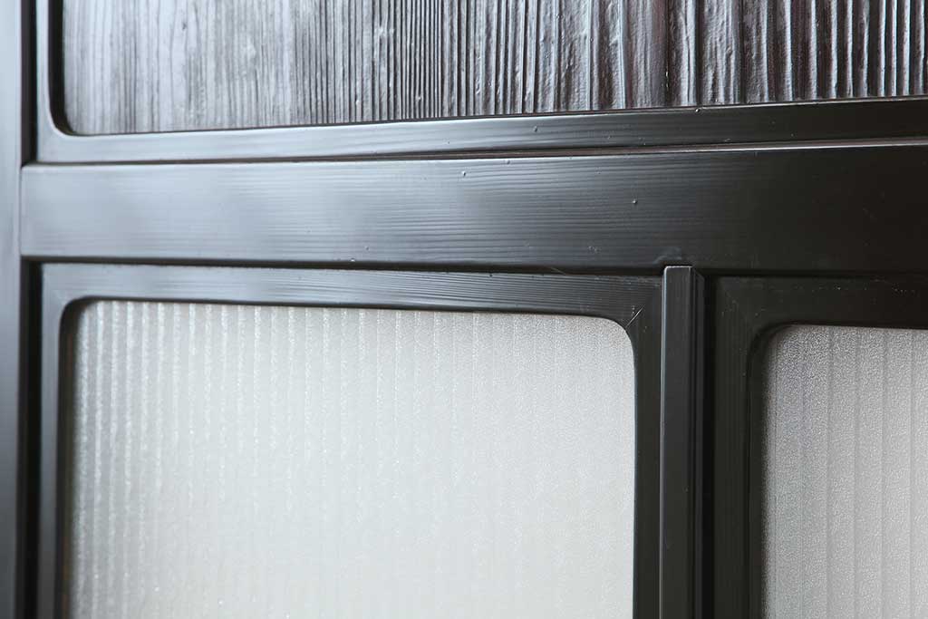 アンティーク建具　最高級　石川県産　総漆塗り　浮造り仕上げ　上品な佇まいが魅力的なガラス戸2枚セット(引き戸、建具)(R-044206)