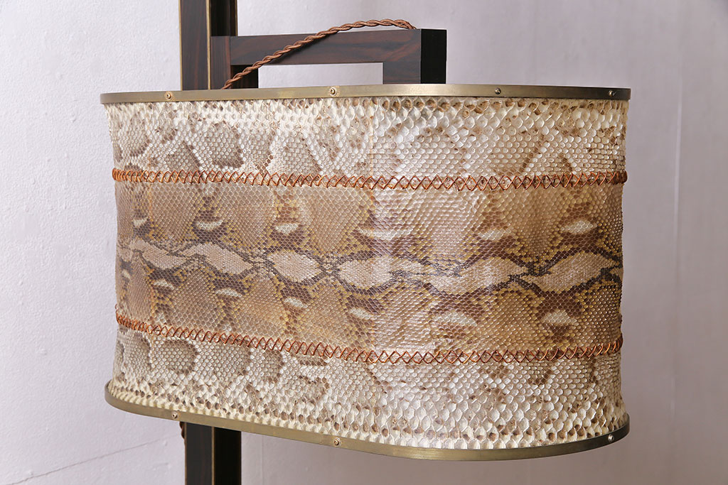 ヴィンテージ照明　アメリカ　ローズウッド材　激レア!本蛇革を使用した高級感漂うスタンドライト(フロアスタンド、ビンテージ)(R-044252)
