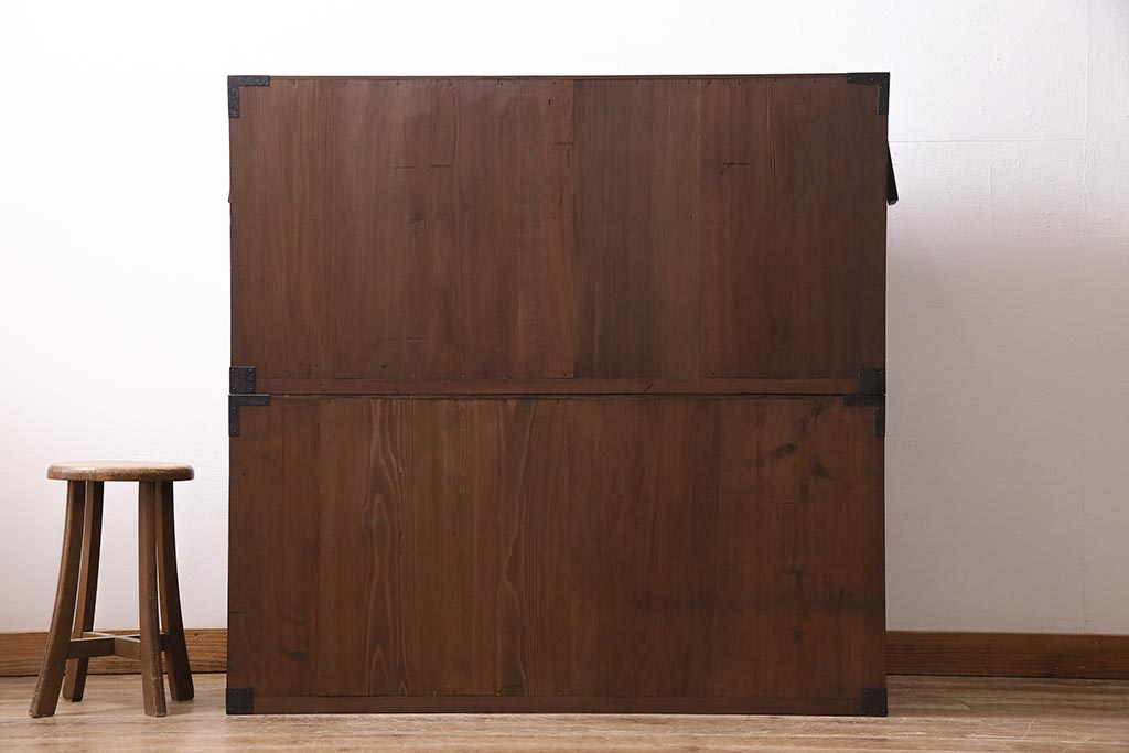 アンティーク家具　明治期　極上美品!　漆塗り　上手物　前面中桐材　透かし金具が繊細で存在感溢れる重ね佐渡箪笥(八幡箪笥、衣装箪笥、引き出し、桐箪笥、桐たんす)(R-044263)