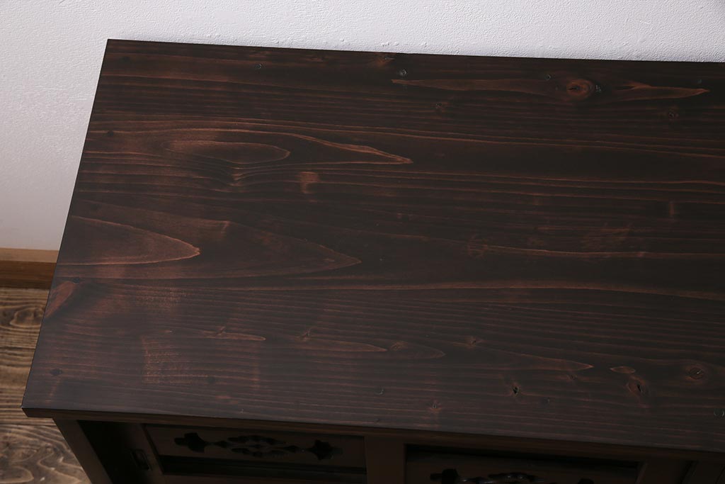 ラフジュ工房オリジナル　明治期　古建具リメイク　引き出し・脚付き　透かし彫りの意匠がアクセントになるローボード(収納棚、戸棚、テレビ台、テレビボード)(R-044276)