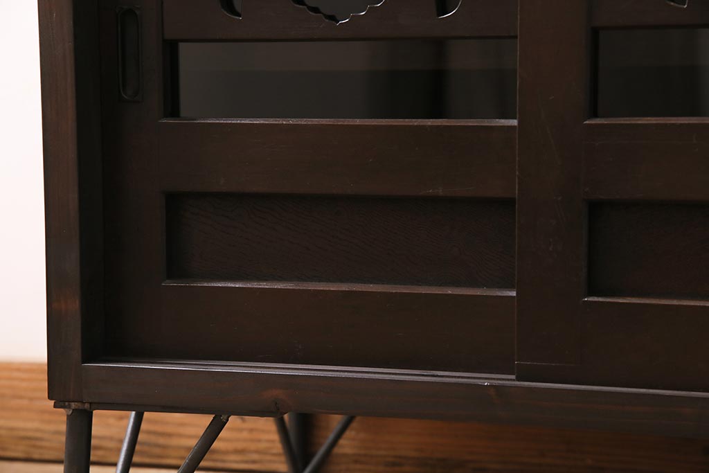 ラフジュ工房オリジナル　明治期　古建具リメイク　引き出し・脚付き　透かし彫りの意匠がアクセントになるローボード(収納棚、戸棚、テレビ台、テレビボード)(R-044276)