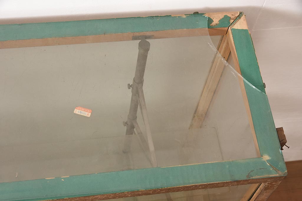 レトロ家具　昭和中期　ノスタルジックな雰囲気の脚付きガラスケース(ショーケース、陳列棚)(R-044303)