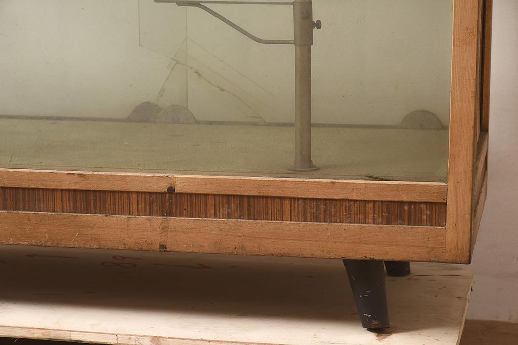 レトロ家具　昭和中期　ノスタルジックな雰囲気の脚付きガラスケース(ショーケース、陳列棚)(R-044303)