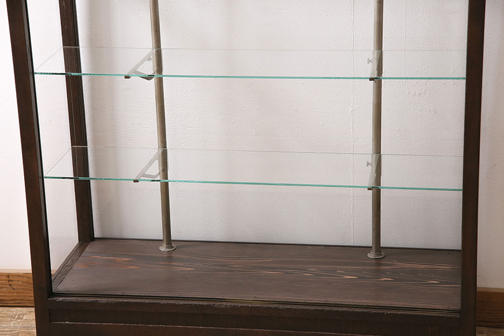 【セミオーダー家具実例】昭和中期のガラスケースに高品質リペア。欠損している天板ガラスを新品取り付けし、前面、両側面のガラスに飛散防止フィルム加工を施しました。濃いブラウンに着色し、アンティーク感漂う雰囲気に。(ショーケース、陳列棚)