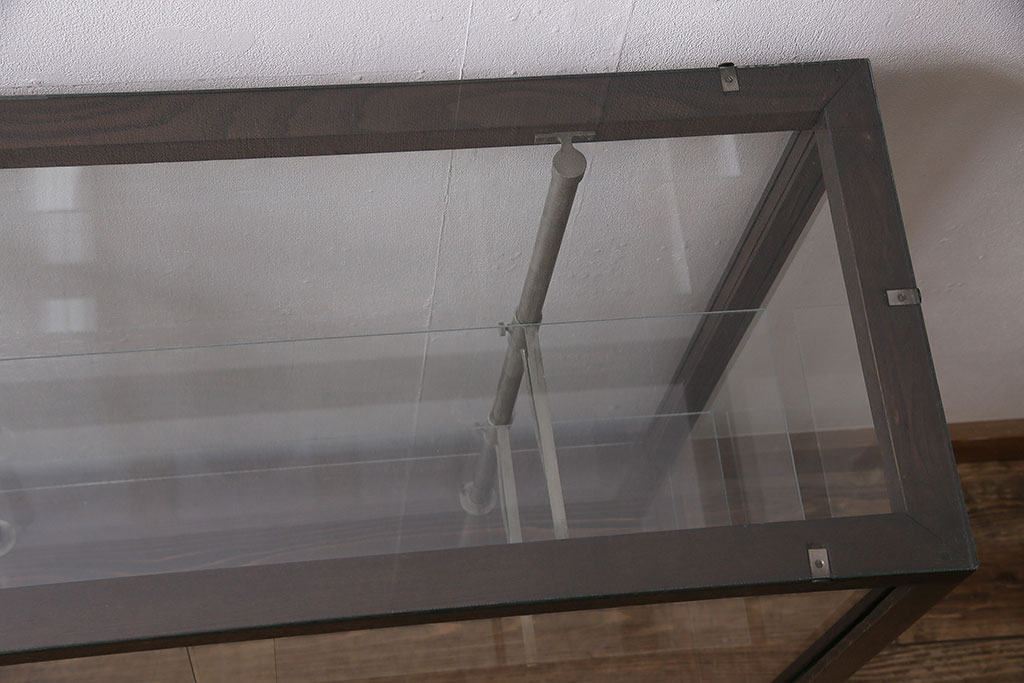 【セミオーダー家具実例】昭和中期のガラスケースに高品質リペア。欠損している天板ガラスを新品取り付けし、前面、両側面のガラスに飛散防止フィルム加工を施しました。濃いブラウンに着色し、アンティーク感漂う雰囲気に。(ショーケース、陳列棚)
