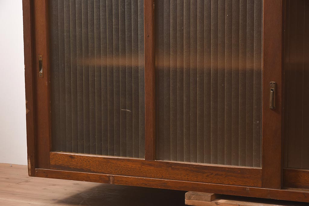 アンティーク家具　昭和中期　銀モールガラスがアクセントのレトロな戸棚(収納棚、食器棚、キャビネット)(R-044305)