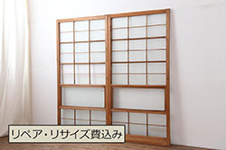【オーダー建具実例】過去のオーダー建具を参考にご希望の寸法でトイレドアを製作。明り取り部分には桟を縦に一本入れ、建具の上下部をフラット加工で吊り戸仕様にしました。アンティークの引き手を取り付け、チェスナットで着色し落ち着きのある雰囲気に。(扉、木製ドア、建具)