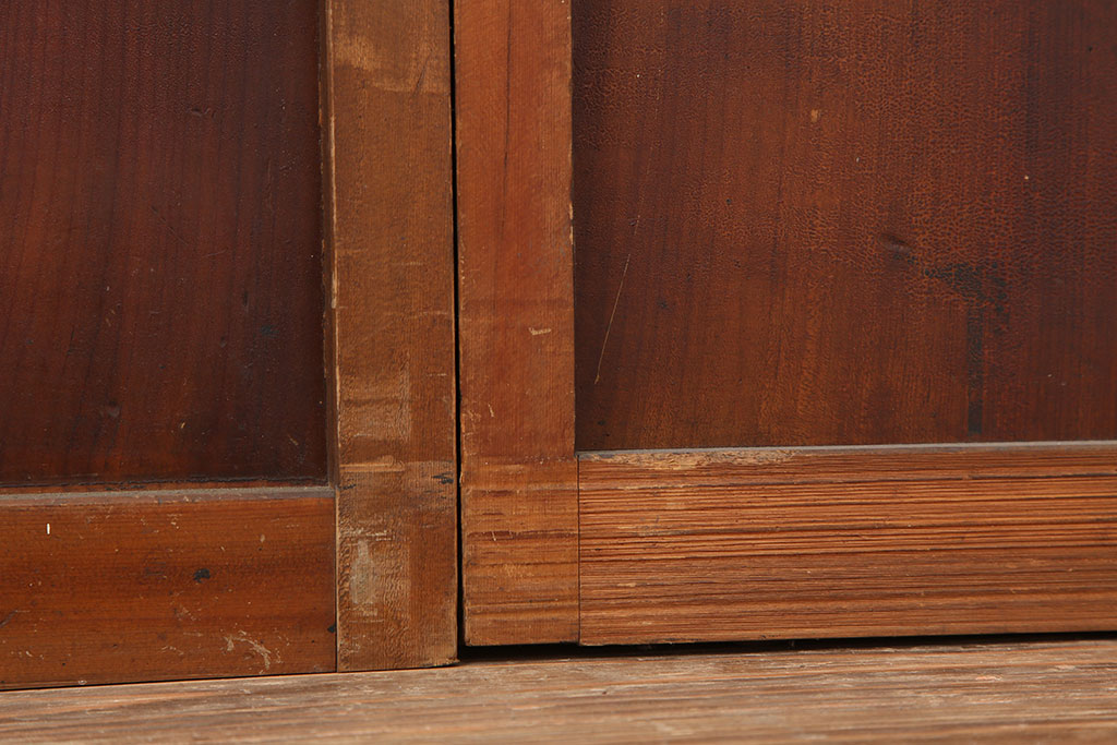 アンティーク建具　大正昭和初期　赤みがかった古い木の風合いが趣のある舞良戸2枚セット(板戸、引き戸)(R-044340)