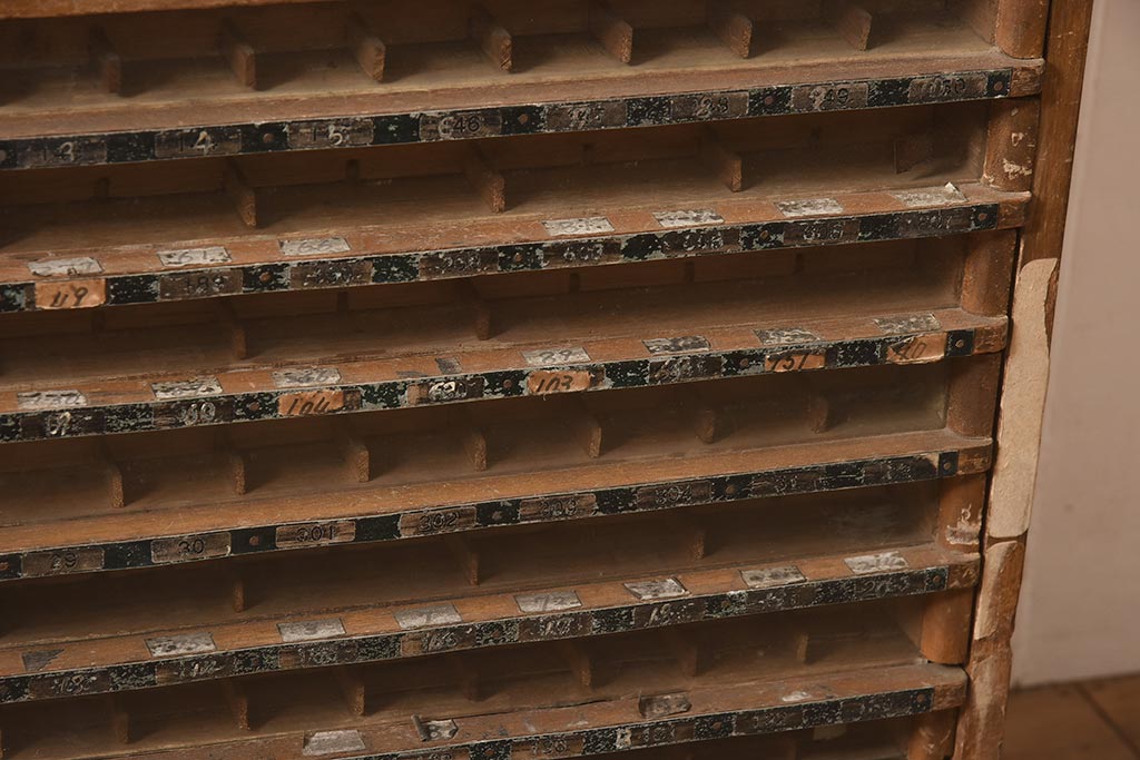 レトロ家具　昭和中期　オリヅル印　昭和レトロな佇まいが魅力のミシン糸ケース(引き出し、収納棚)(R-044372)