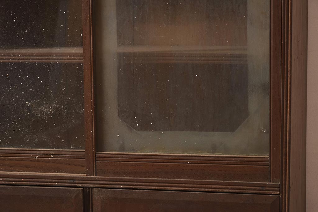 アンティーク家具　和製　大正ロマン　透かし彫りの意匠がおしゃれな栗材製の収納棚(ガラス戸棚、食器棚、飾り棚、キャビネット)(R-044373)
