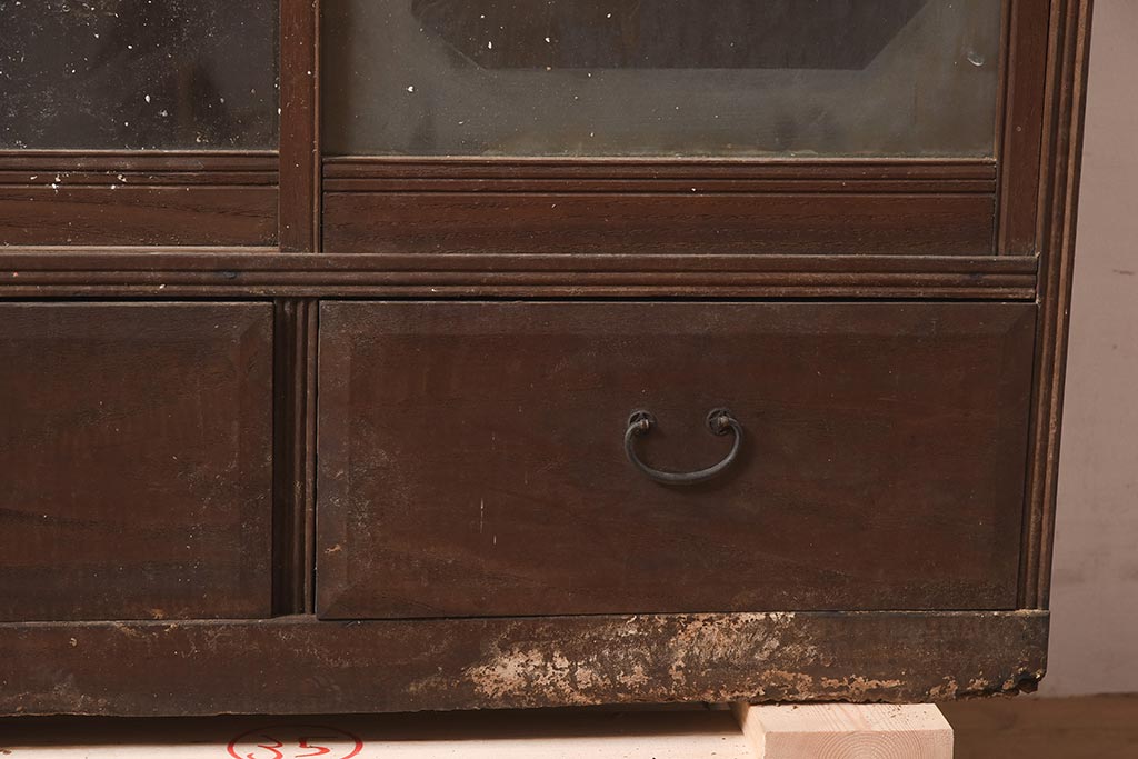アンティーク家具　和製　大正ロマン　透かし彫りの意匠がおしゃれな栗材製の収納棚(ガラス戸棚、食器棚、飾り棚、キャビネット)(R-044373)