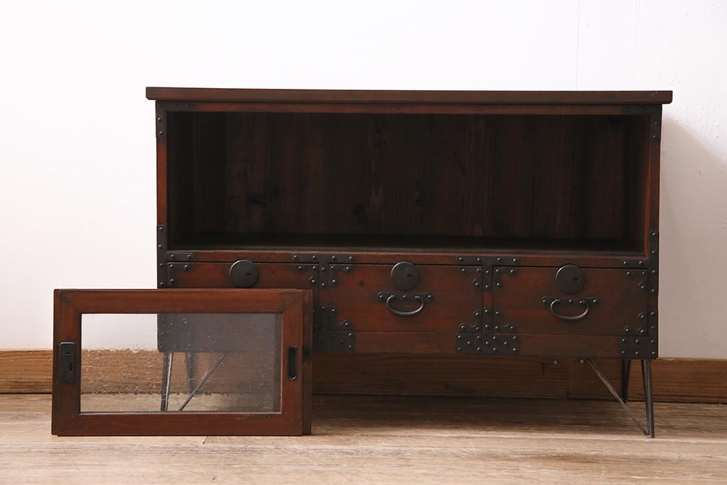 アンティーク家具　明治大正期　前面ケヤキ材　鋲金具が存在感のあるローボード(テレビボード、リビングボード、テレビ台)(R-044382)