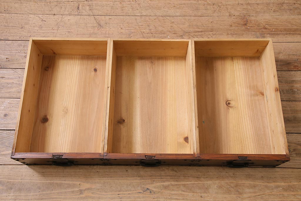 アンティーク家具　明治大正期　前面ケヤキ材　鋲金具が存在感のあるローボード(テレビボード、リビングボード、テレビ台)(R-044382)
