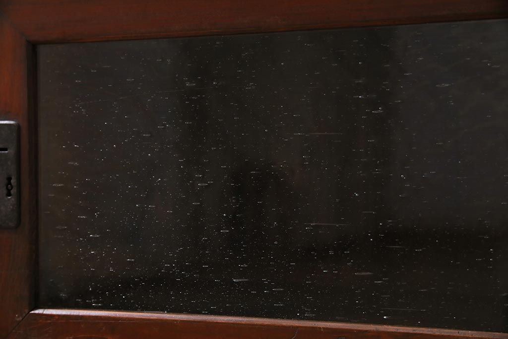 アンティーク家具　明治大正期　前面ケヤキ材　鋲金具が存在感のあるローボード(テレビボード、リビングボード、テレビ台)(R-044382)