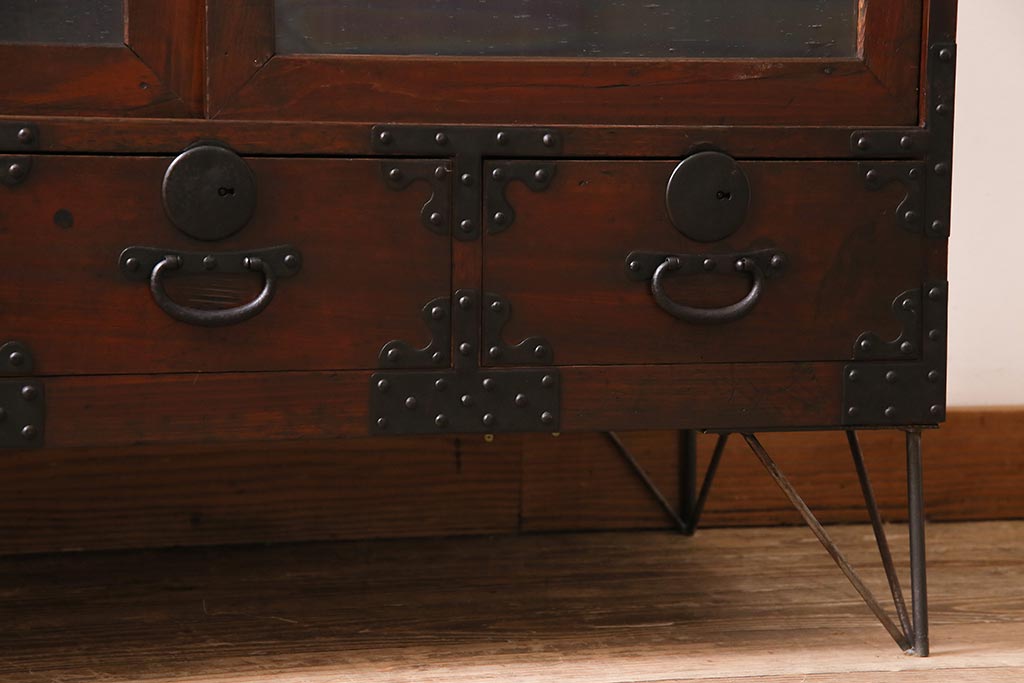 アンティーク家具　明治大正期　前面ケヤキ材　鋲金具が存在感のあるローボード(テレビボード、リビングボード、テレビ台)(R-044382)