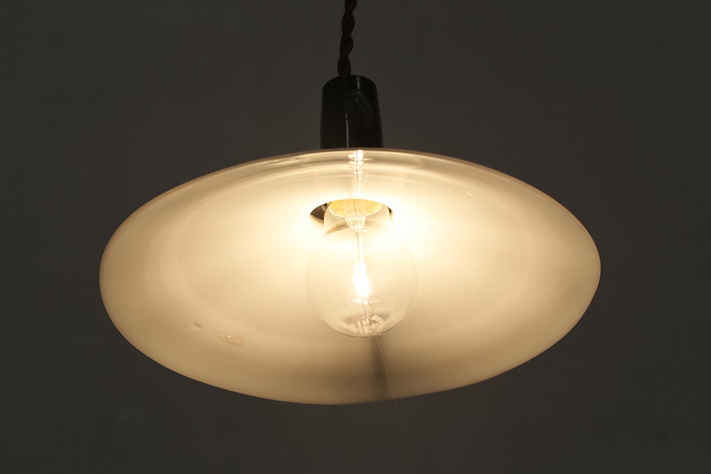 アンティーク照明　昭和レトロ　懐かしさ溢れる平笠シェードのペンダントライト(天井照明、吊り下げ照明、電笠)(R-044397)